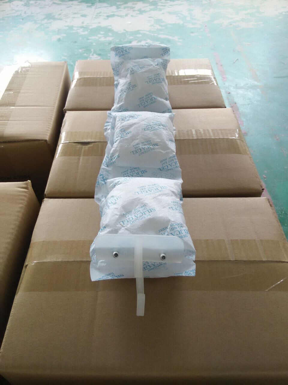 punga cu gel de silice care controlează umiditatea în recipientul de orez silica gel bag controlling moisture inside rice container